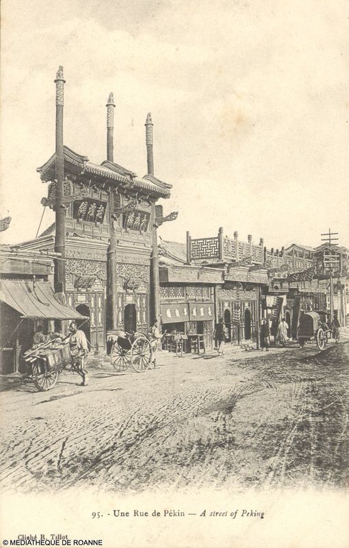 Une Rue de Pékin  -  A street of Péking.