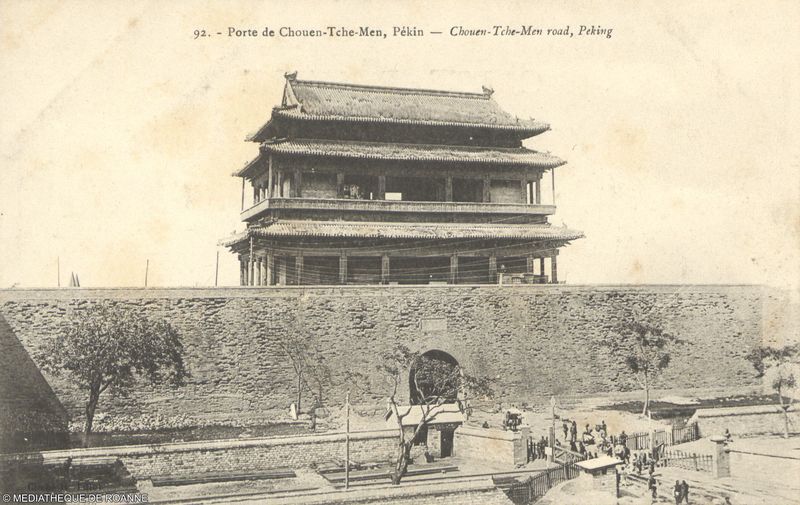 Porte de Chouen-Tche-Men, Pékin.  Chouen-Tche-Men road, Péking.