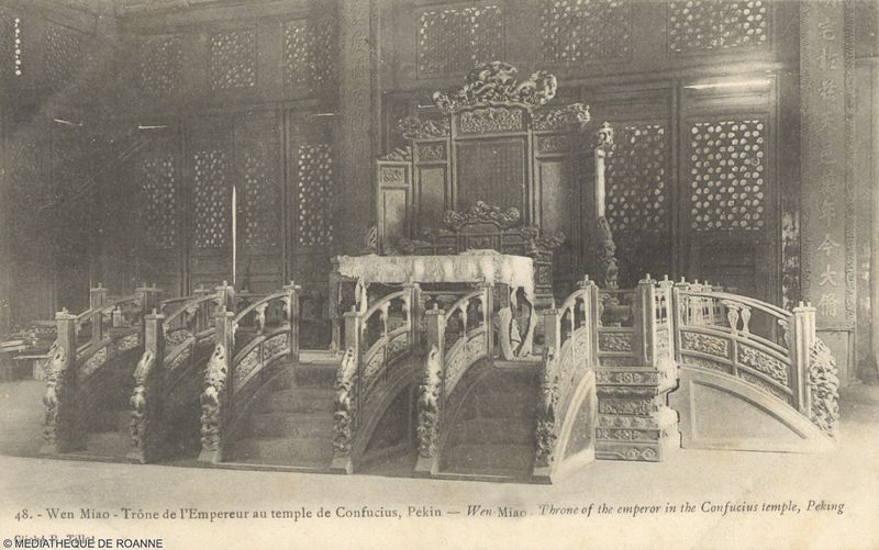 Wen Miao. Trône de l'Empereur au temple de Confucius,  Pékin.  Wen-Miao Throne of the emperor in the Confucius temple. Peking.