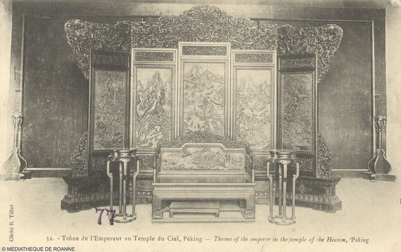 Trône de l'Empereur au Temple du Ciel, Péking. Throne of the emperor in the temple of the Heaven, Peking.