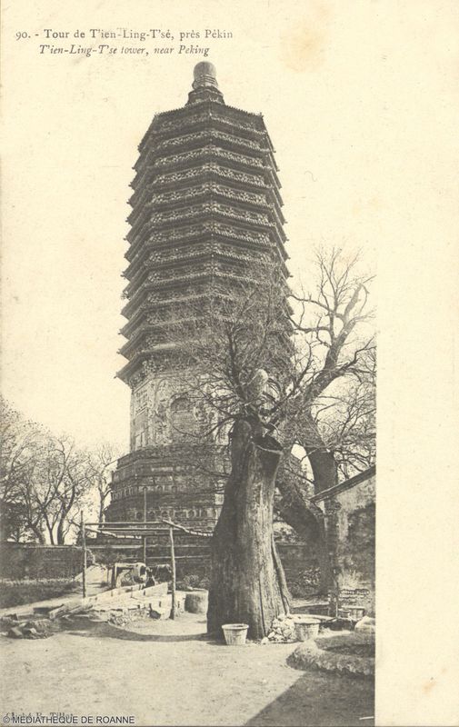 Tour de T'ien-Ling-T'sé, près Pékin. T'ien-Ling-T'se tower, near Peking.