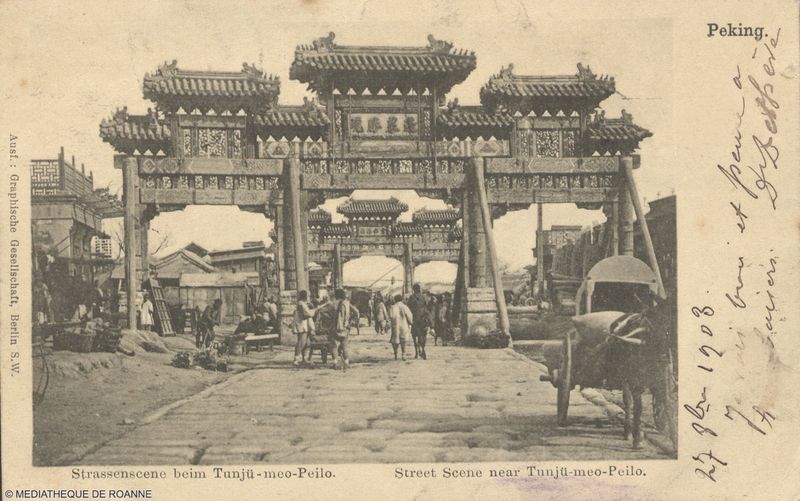 Peking, Strassenscene beim Tunjü-meo-Peilo,   Street Scene near Tunjü-meo-Peilo