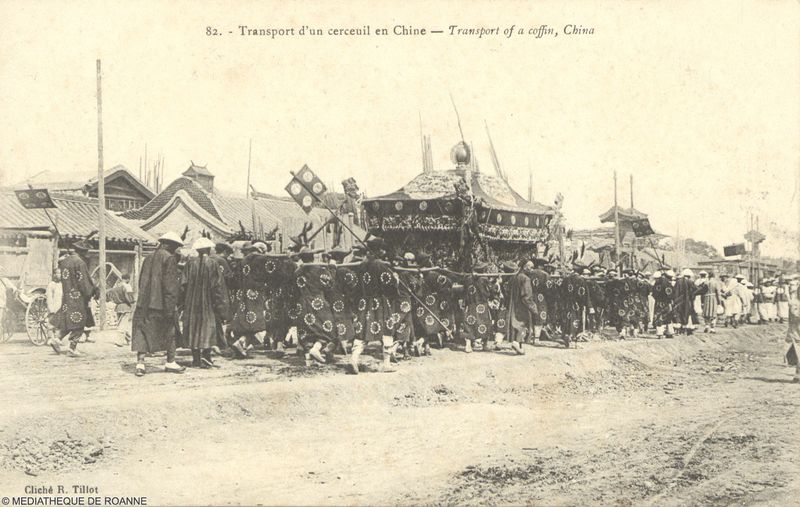 Transport d'un cercueil en Chine. Transport of a coffin, China.