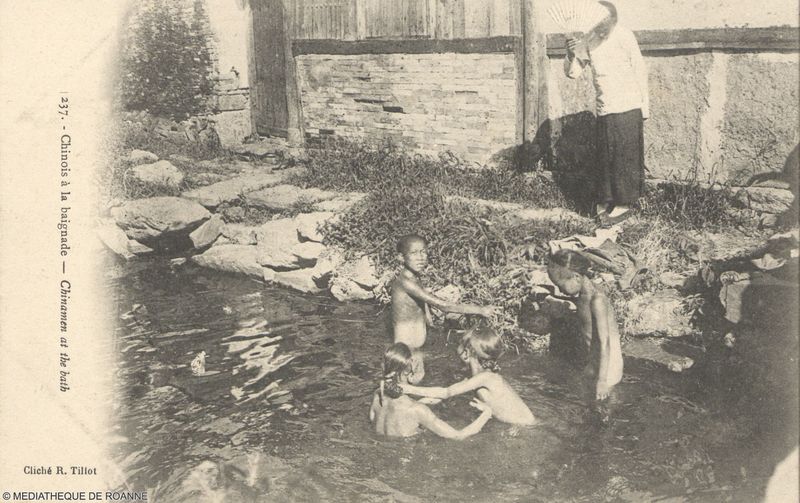 Chinois à la baignade. Chinamen at the  bath.