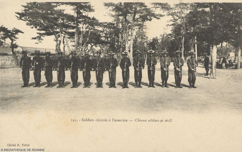 Soldats chinois à l'exercice. Chinese soldiers at drill.