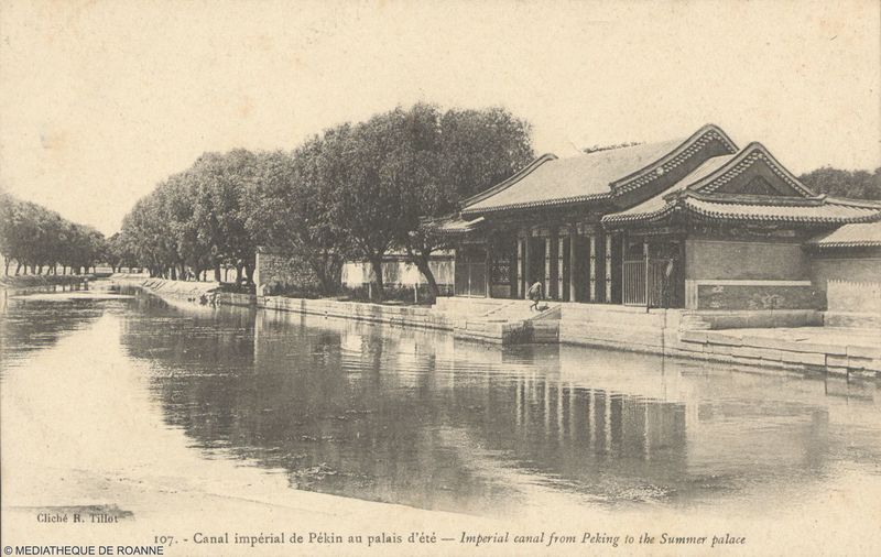 Canal impérial de Pékin au palais d'été. Imperial canal from Peking to the Summer palace.