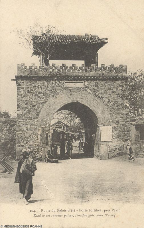 Route du Palais d'été. Porte fortifiée, près Pékin. Road to the summer palace, Fortified gate, near Peking.