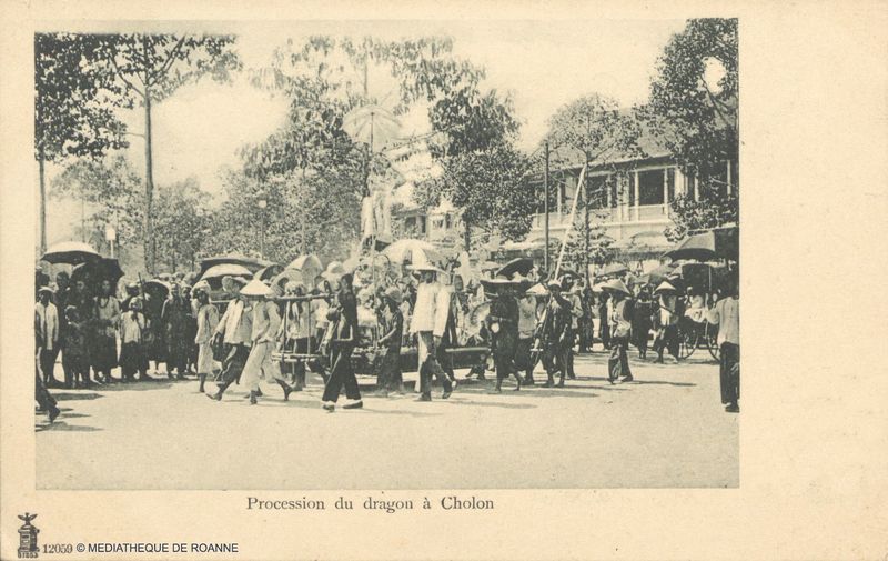 Procession du dragon à Cholon.