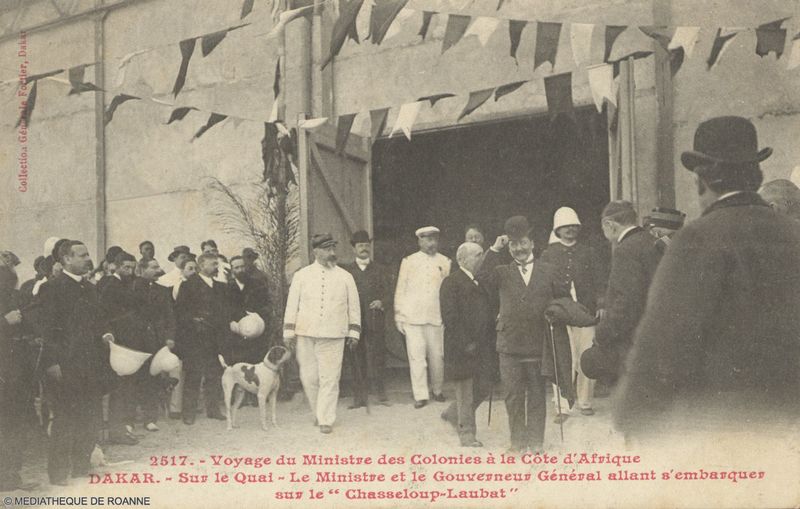 Voyage du Ministre des Colonies à la Côte d'Afrique. DAKAR - Sur le Quai - Le Ministre et le Gouverneur Général allant s'embarquer sur le « Chasseloup-Laubat ».