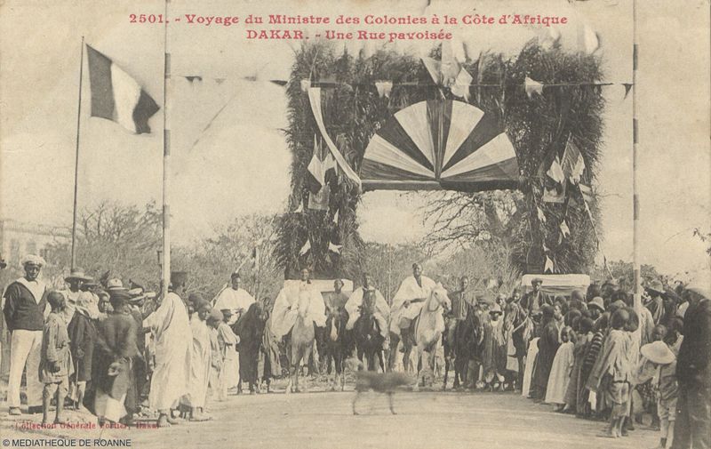 Voyage du Ministre des colonies à la Côte d'Afrique. DAKAR - Une Rue pavoisée.
