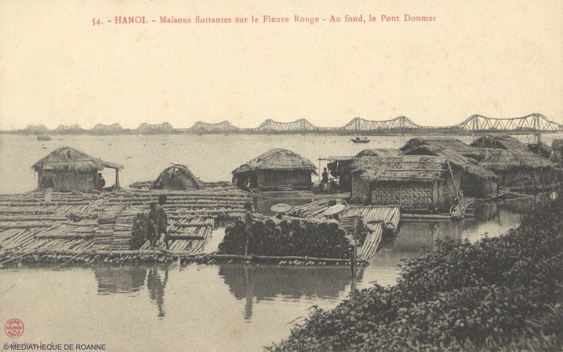 HANOI - Maisons flottantes sur le Fleuve Rouge.  Au fond, le Pont Doumer.