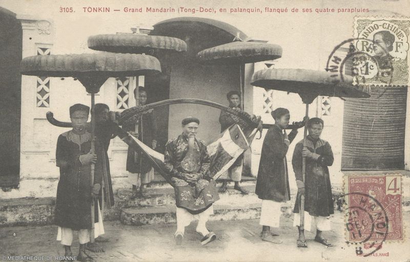 TONKIN - Grand Mandarin (Tong-Doc), en palanquin, flanqué de ses quatre parapluies.