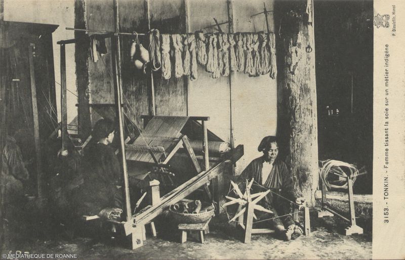 TONKIN - Femme tissant la soie sur un métier indigène.