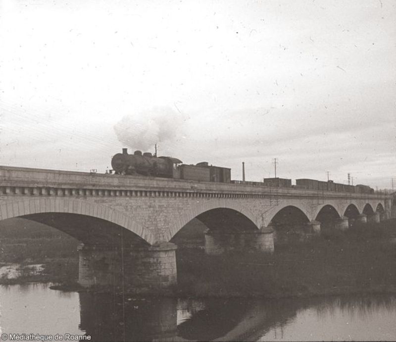 Roanne - Train traversant le pont sur la Loire