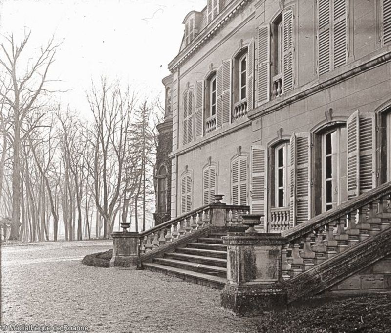 Ailly - Château, escalier extérieur