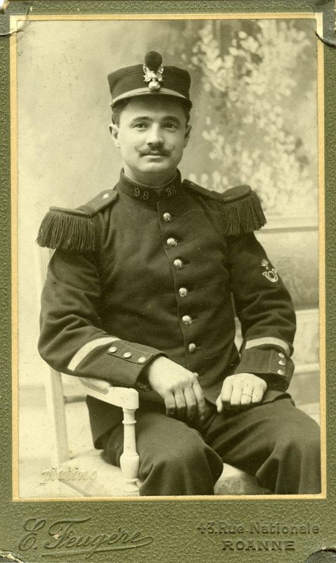 Soldat du 98ème Régiment d'Infanterie assis coiffé d'un képi