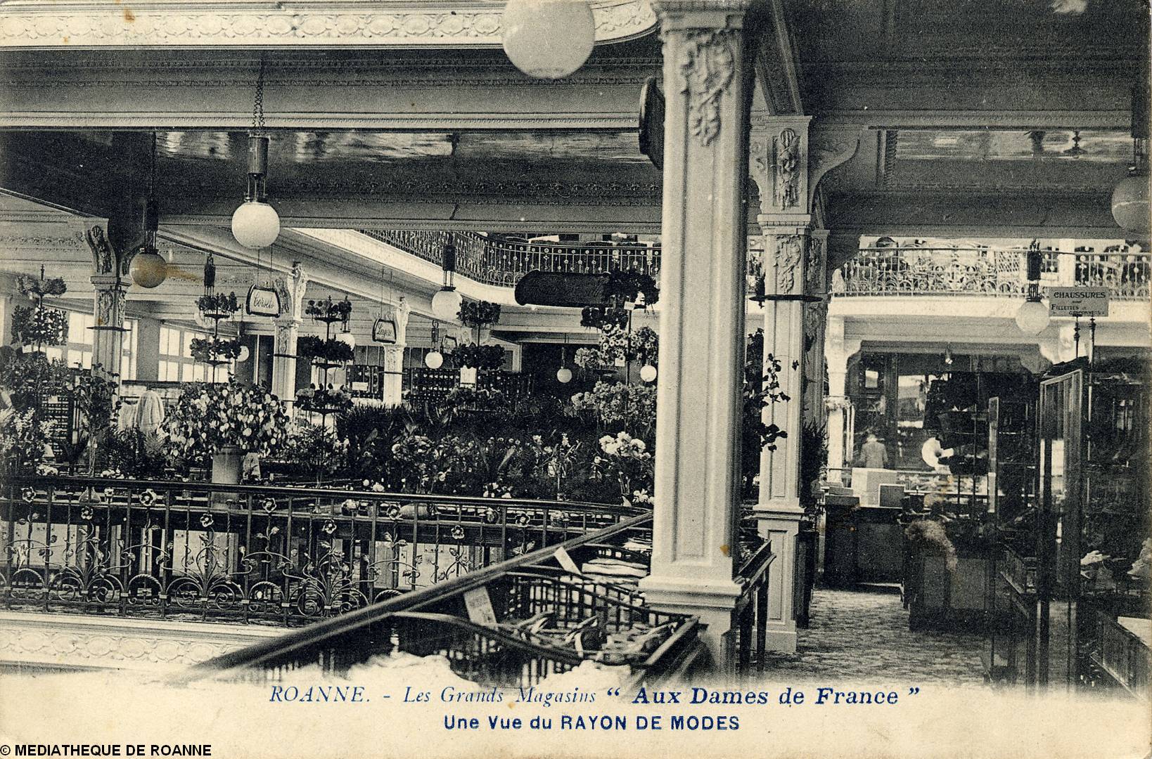 Vue du rayon de modes à l'intérieur du magasin