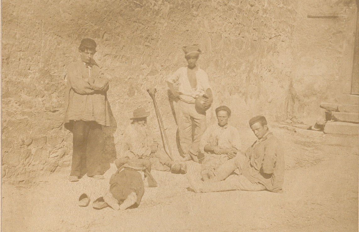 Hommes au repos rue du Rossignol (Jean Macé) ou Sautet (Roger Salengro)