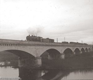 Train traversant le pont sur la Loire