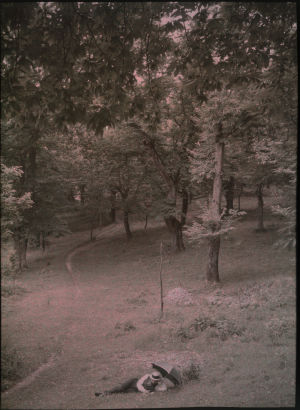 Homme allongé avec parapluie