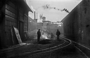 Deux ouvriers dans une aciérie, environs de Firminy