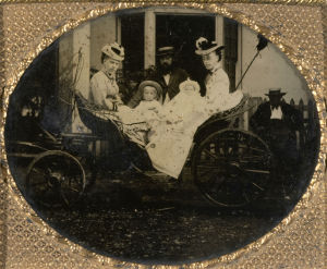 Tilbury avec deux femmes et deux enfants, deux hommes debout à côté