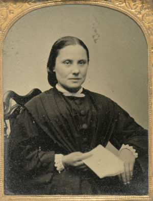 Femme assise tenant une lettre