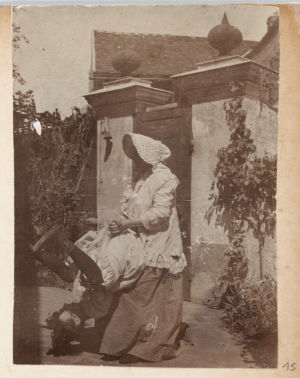 Deux personnes réalisant un salto arrière