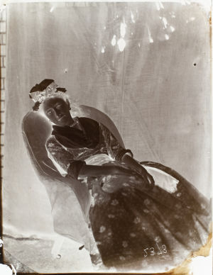 Florence Terry dans un fauteuil