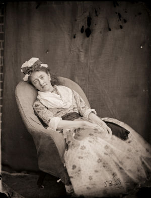 Florence Terry dans un fauteuil